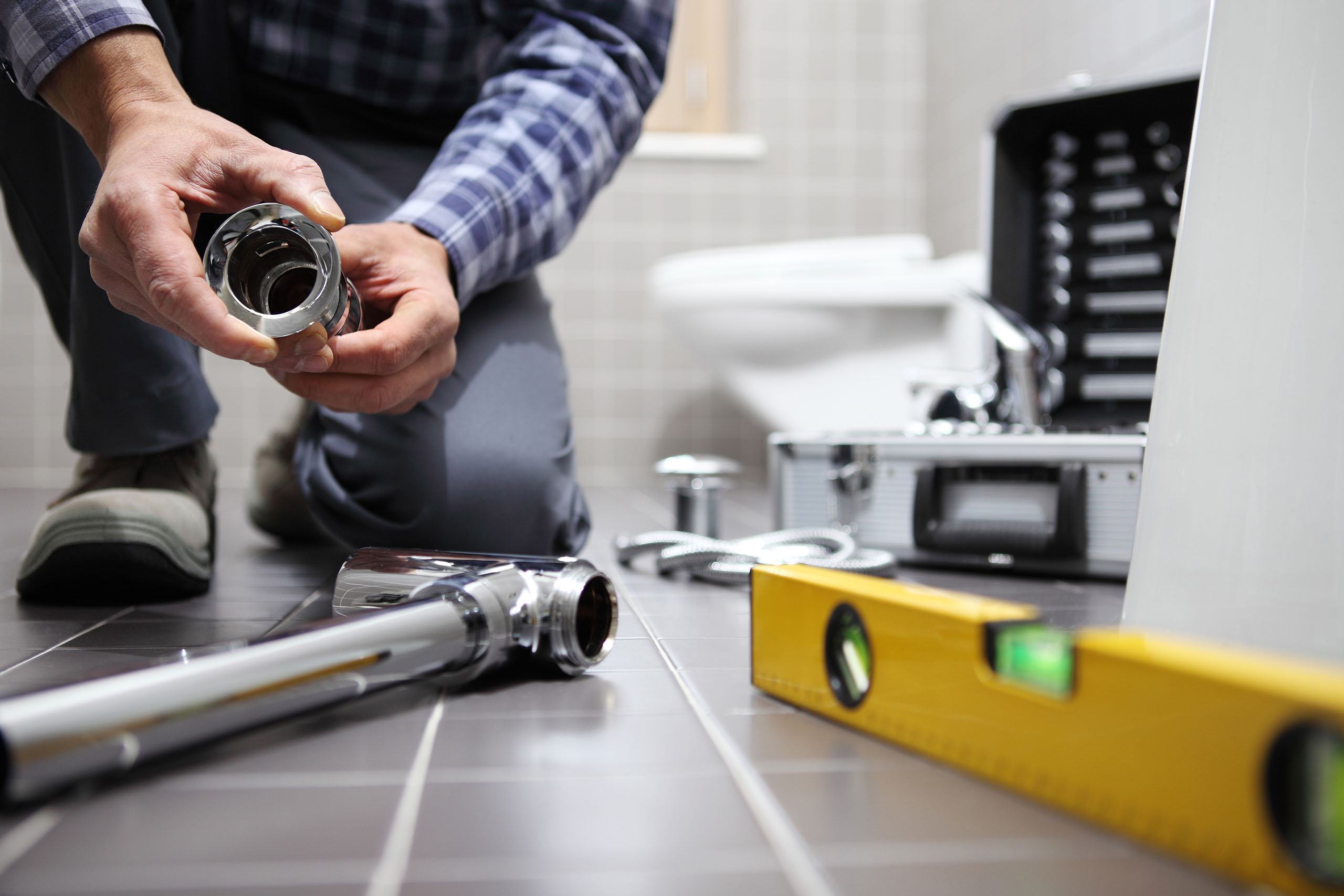 DIY vs Professional: When Should You Call a Plumber for Your Plumbing Problems